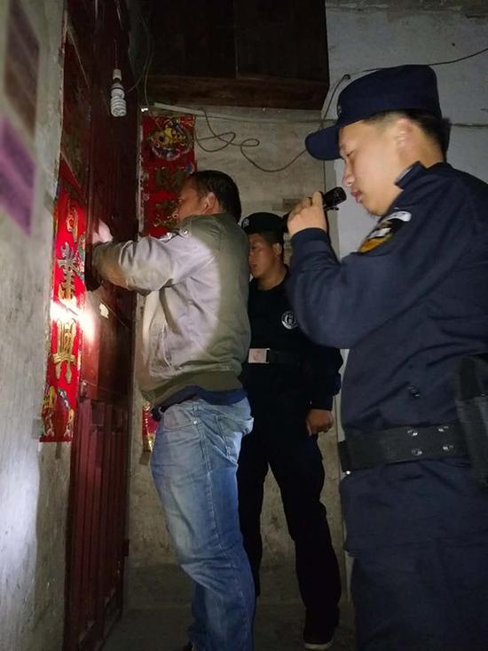 新竹粗心妈妈误将幼女锁家中 民警全城寻开锁师傅开门